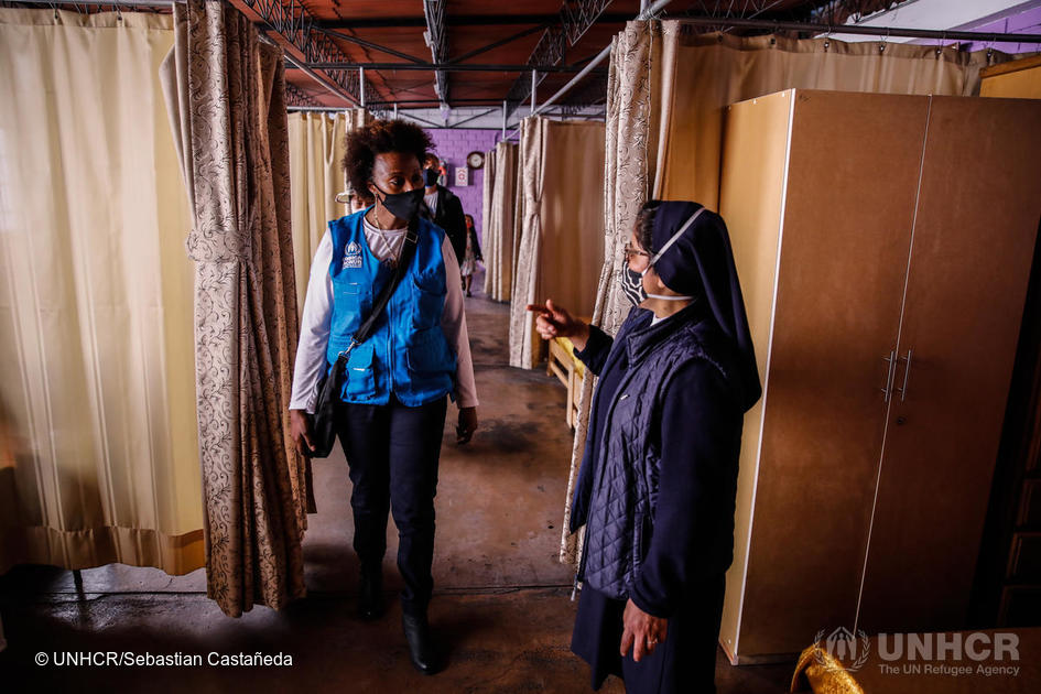 UNHCR-Mitarbeiterin Juliette im Gespräch mit einer Frau