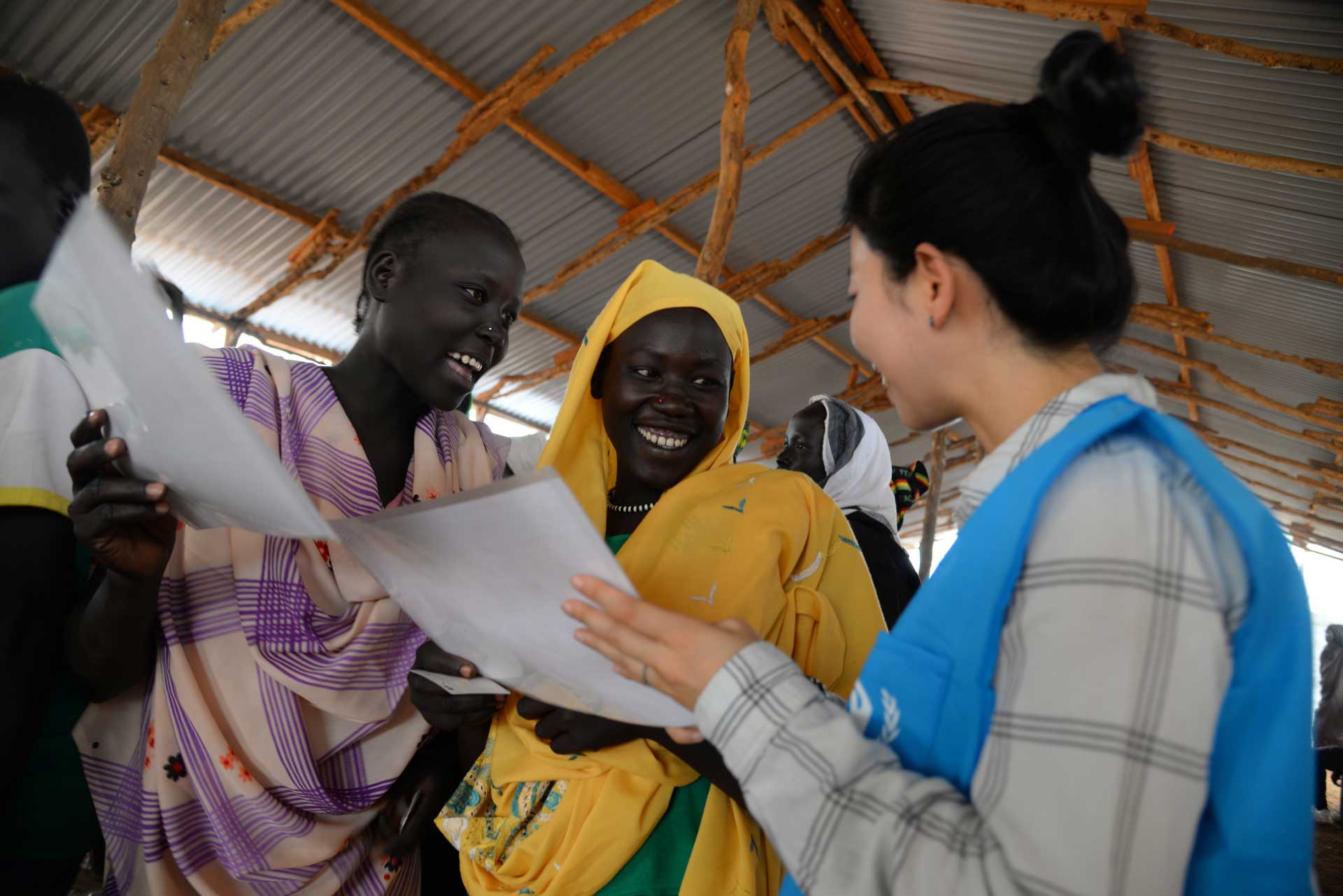 UNHCR-Mitarbeiterin Eujin Byun im Gespräch mit Flüchtlingen im Südsudan.