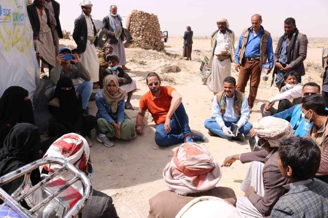 Jean-Nicoals Beuze spricht mit Binnenvertrieben im Jemen