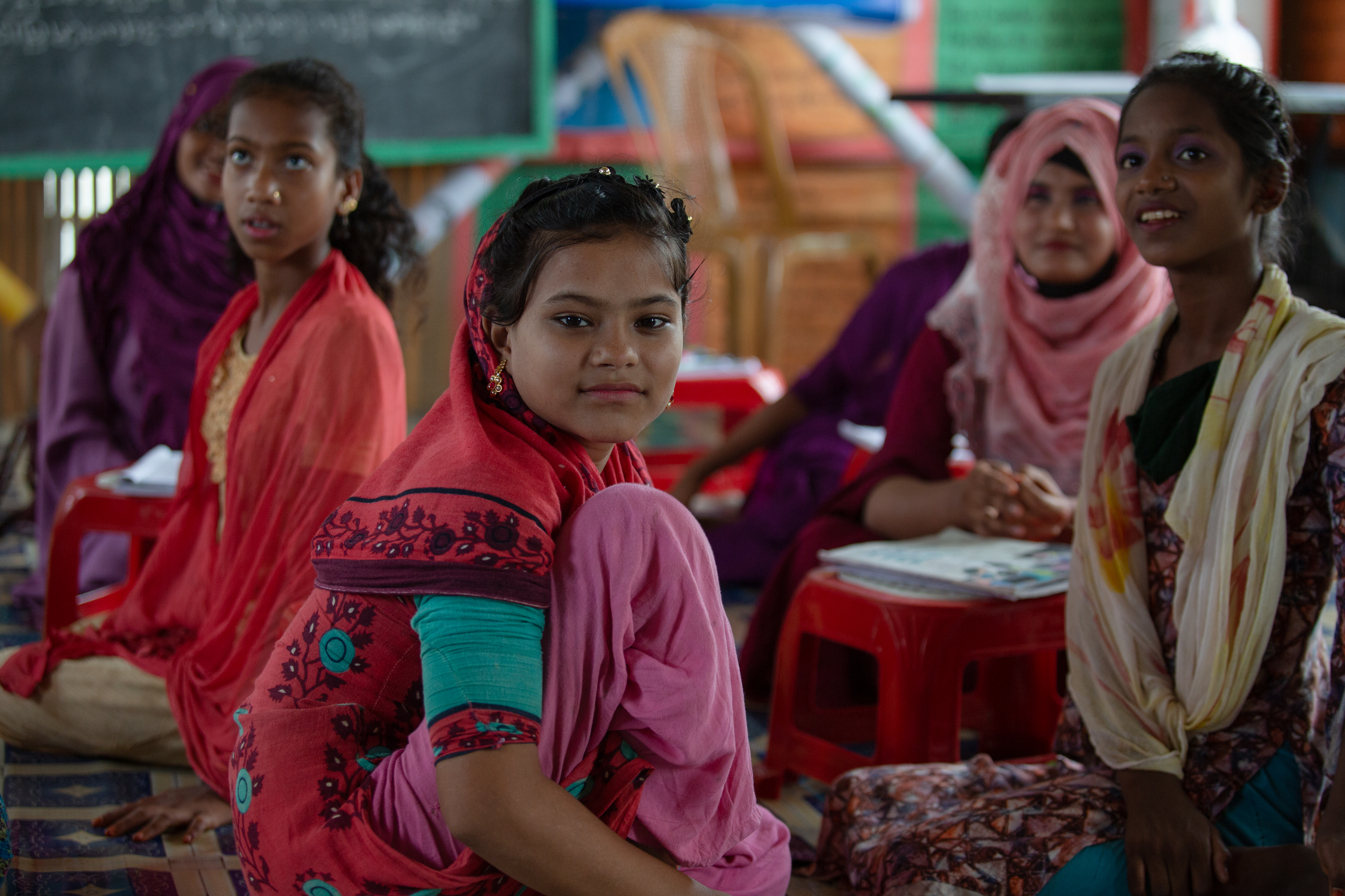 Eine Gruppe von Mädchen, die einen Jugendklub im Flüchtlingslager Kutupalong in Cox's Bazar besuchen.