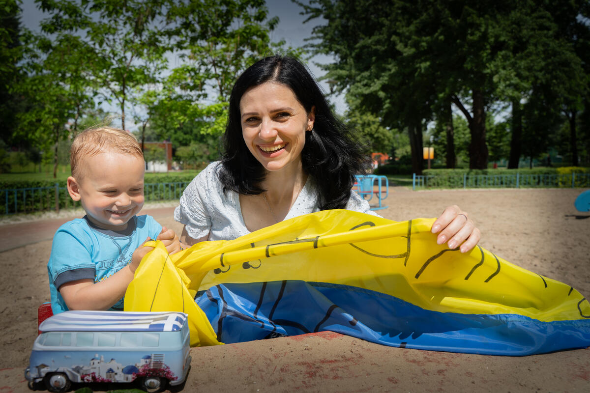 Mutter und Kind und Ukraine-Fahne