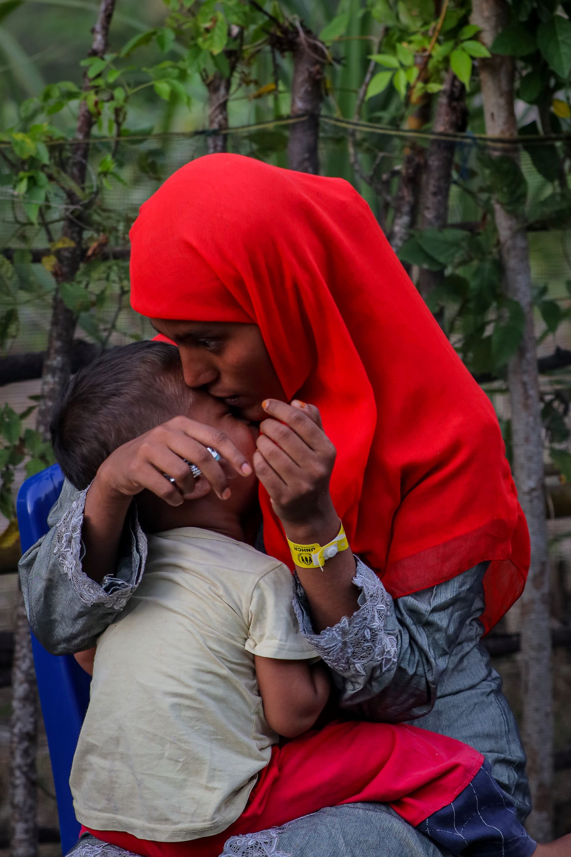 Eine Frau hält und küsst ihr Kind