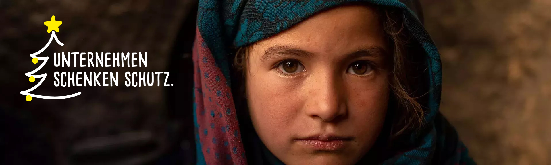Afghanisches Mädchen blickt in Kamera