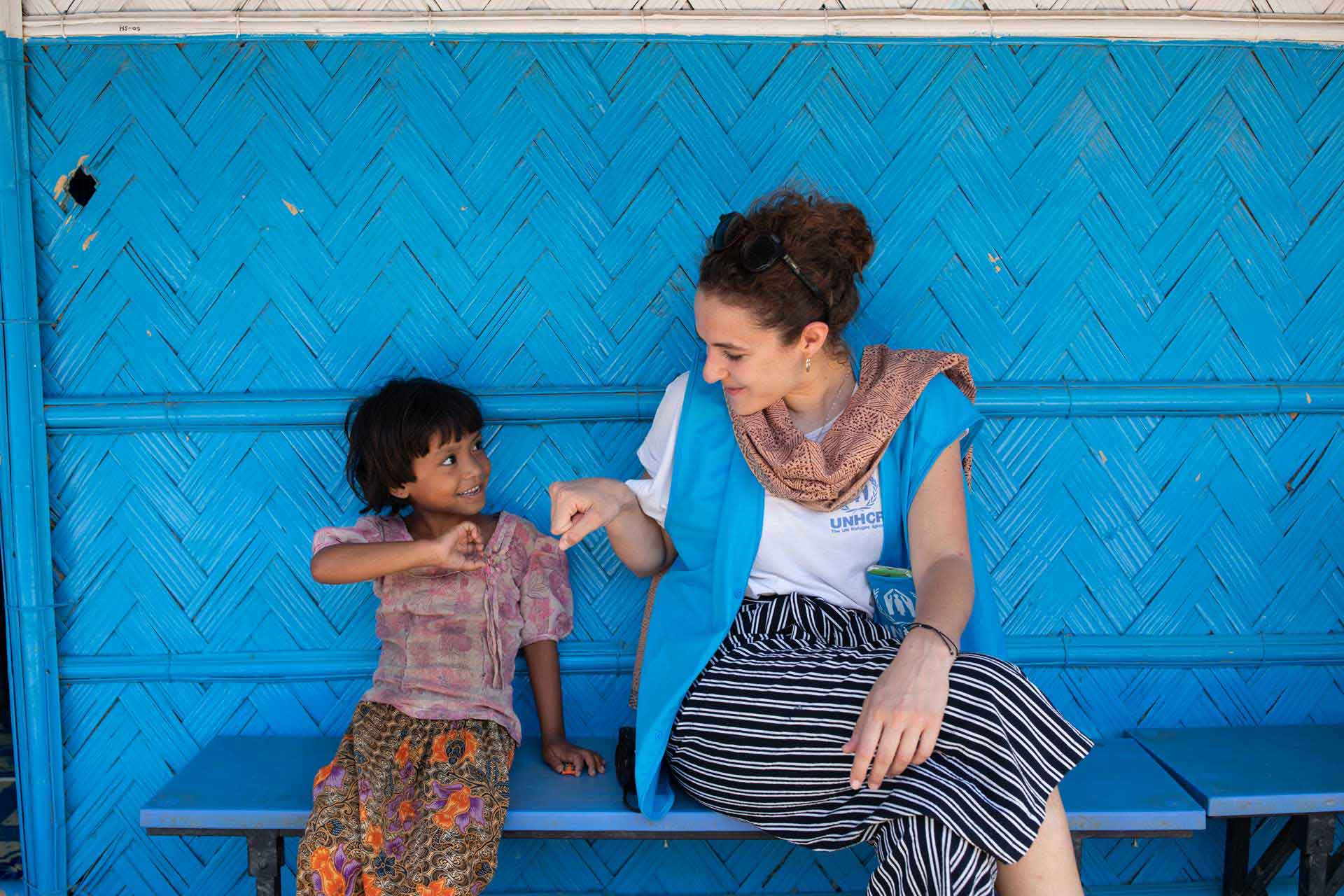 Mädchen & UNHCR-Helferin
