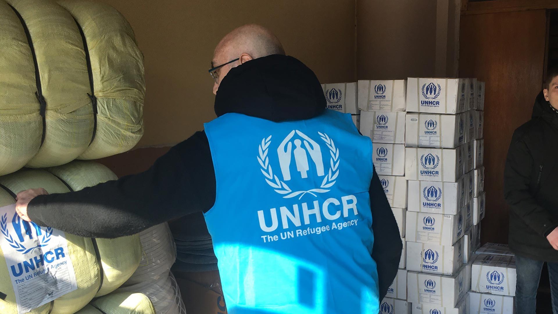 UNHCR-Helfer mit Hilfsgütern in Ukraine 