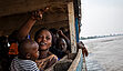 Mutter mit Kind auf Boot