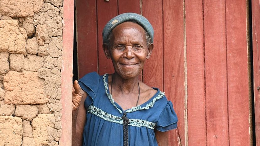 Soverinah Nyirazirahaga ist aus der Demokratischen Republik Kongo nach Uganda geflohen. Sechs ihrer sieben Kinder kamen bei brutalen Kämpfen ums Leben. Jetzt ist Soverinah 77 und lebt in der Flüchtlingssiedlung Rwamwanja. Sie flechtet Matten aus Palmblättern um ihr Auskommen zu sichern.