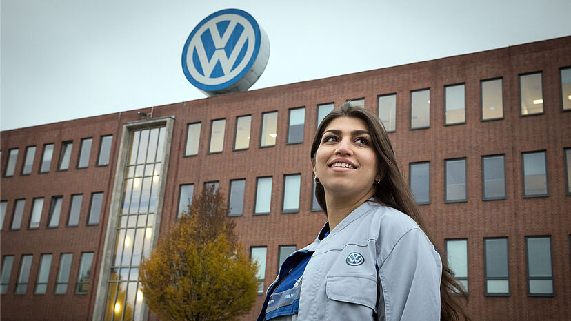 Junge Frau vor VW Gebäude