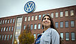 Junge Frau vor VW Gebäude
