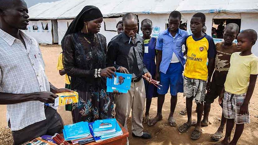 In der Flüchtlingssiedlung Bidibidi in Uganda verteilen Lehrer in der Ofonze-Grundschule Schulmaterial an die Schüler.
