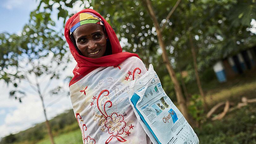 “Ich bin seit anderthalb Jahren im Flüchtlingslager Inke. Jetzt war ich gerade zur Schwangerschaftsvorsorge in der Gesundheitsstation. Und ich war bei einer Informationsveranstaltung über Malaria und Säuglingsversorgung.“
Hamat, 30, Flüchtlingsfrau aus der Zentralafrikanischen Republik, geht mit dem Moskitonetz, das sie bei einer Veranstaltung über Malaria bekommen hat, nach Hause.