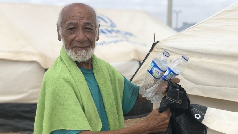 “Ich habe nicht gedacht, dass ich einmal allein in einem Zelt wohnen würde,” sagt Domingo, 72 Jahre alt. Er hat in Venezuela als Bibliothekar in der Universität gearbeitet und kam allein und hungrig nach Maicao in Kolumbien. “Ich könnte noch etwas machen, aber ich bin allein, ich habe nichts dabei und niemand will jemanden in meinem Alter einstellen oder sein Haus vermieten.“