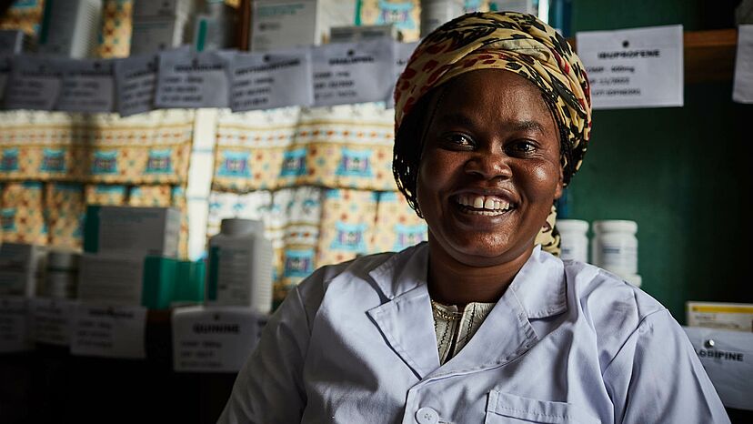 “Ich leite die Apotheke hier. Ich arbeite für den Schutz der Flüchtlinge im Flüchtlingslager. Der medizinische Bedarf ist sehr groß und unsere Lagerbestände müssen immer komplett sein.“
Noella, 38, arbeitet als Apothekerin in der Gesundheitsstation im Flüchtlingslager und verteilt unter anderem auch Moskitonetze.