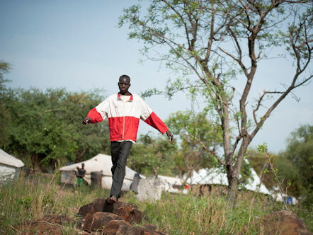 Der fünfzehn Jahre alte Gatwech läuft durch das äthiopische Flüchtlingslager Tierkidi