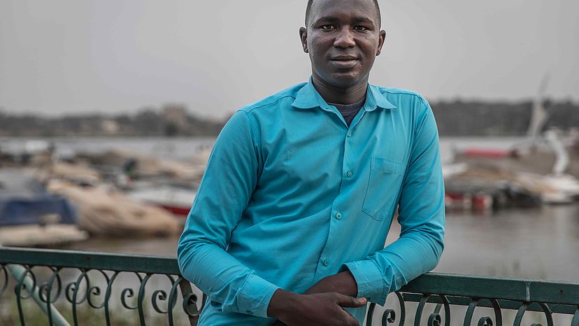 Omar, Jugendgruppenleiter in Ägypten: Zusammen mit 50 weiteren Flüchtlingen kämpft Omar gegen die Verschmutzung des Nils mit Plastikmüll. In Kairo sammelten sie zusammen mit ägyptischen Freiwilligen an einem Tag allein 11,5 Tonnen Plastikmüll von den Stränden des Flusses.
Omar hat eine Jugendgruppe gegründet, die jungen sudanesischen Flüchtlingen bei der Integration in Ägypten hilft. Nach der Müllaktion erzählt er: “Heute werden die Freiwilligen nach Hause gehen und den Eltern erzählen, dass Flüchtlinge geholfen haben den Nil zu säubern. Das wird ihre Ansichten uns gegenüber verbessern.”