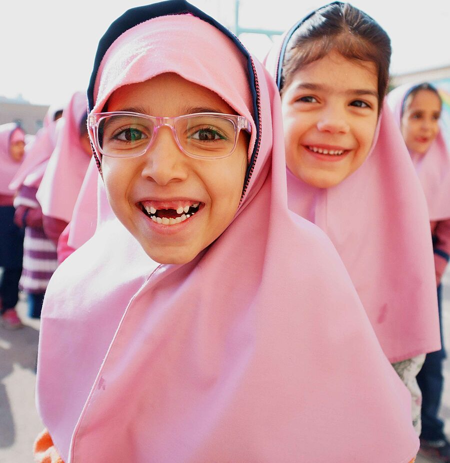 Lächelndes Mädchen mit Brille und im Zahnwechsel