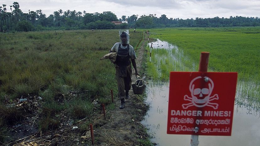 Auch lange nach dem Ende des Bürgerkrieges in Sri Lanka, drohen den zurückgekehrten Flüchtlingen noch Gefahren durch Landminen, die von beiden Kriegsparteien auf den Feldern gelegt wurden.
Ein Minensucher kehrt nach einem gefährlichen Arbeitstag zurück.