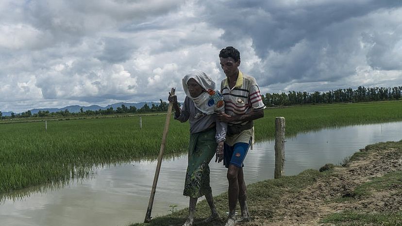 Die 70jährige Azala ist Rohingya. Als die Häuser ihres Dorfes angezündet wurden, floh sie mit ihrem Sohn. Fünf Tage liefen die beiden bis nach Bangladesch. Der Sohn stützte seine Mutter. “Ich musste durch den Dschungel, über Berge, Straßen und den Fluß”, erzählt sie.