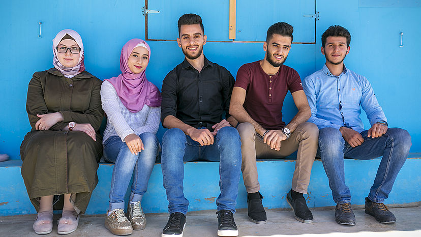 Baraa, Rahaf, Sareya, Ammar und Wissam (von links nach rechts) haben ganz unterschiedliche Lebensgeschichten. Was sie vereint ist die Flucht aus Syrien und dass sie als DAFI-Stipendiaten im Libanon eine neue Chance für die Zukunft haben.