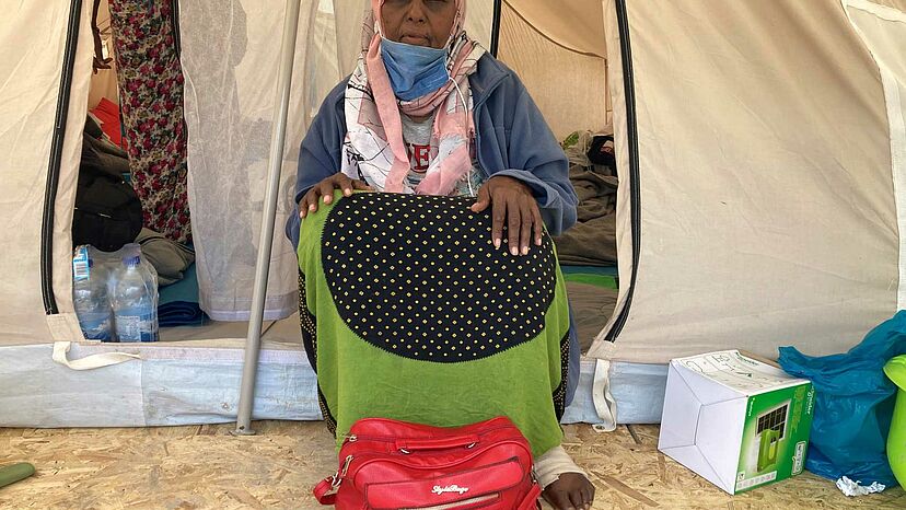 Diese somalische Flüchtlingsfrau verlor beim Brand im Flüchtlingslager Moria alles - nur die rote Tasche konnte sie retten. Sie hat nun Obdach im neuen Lager Kara Tepoe gefunden.