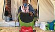 Diese somalische Flüchtlingsfrau verlor beim Brand im Flüchtlingslager Moria alles - nur die rote Tasche konnte sie retten. Sie hat nun Obdach im neuen Lager Kara Tepoe gefunden.