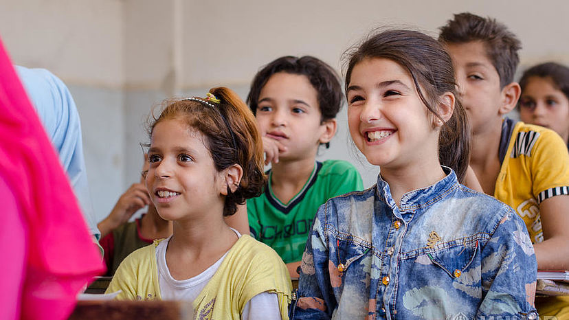 Jahrelang konnten diese Kinder im syrischen Aleppo nicht in die Schule gehen. Jetzt freuen sich, dass der Unterricht nach langer Zeit endlich wieder beginnen kann.