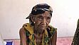 Alawiya Mohammed Maree ist über 100 Jahre alt. Alawiya floh mit ihrer Familie aus Hajjah, al seine Bombe ihr Haus im Jemen zerstörte. Jetzt lebt sie in einer Bauruine, die zur Sammelunterkunft geworden ist und in der mehreren Familien Unterschlupf gefunden haben, in Hudaydah City.