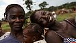 “Ich bin allein geflohen. Meinen Sohn habe ich hier im Flüchtlingslager geboren. Ich werde nur in die Zentralafrikanische Republik zurückkehren, wenn dort völliger Friede herrscht. Während meiner Schwangerschaft habe ich ein Moskitonetz bekommen.“
Pucherie, 23, (rechts) posiert mit ihrer Freundin Jocelyn, 26 und deren Tochter.