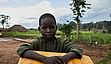 “Ich habe mit meinen Eltern im Flüchtlingslager Zuflucht gesucht. Wir sind vor der Miliz in der Zentralafrikanischen Republik geflüchtet. Hier im Lager fühle ich mich sicher, weil ich in die Schule gehen kann und umsonst von Ärzten versorgt werden.“
Michael, 11, sitzt mit seinem Wasserkanister an der Wasserstelle im Flüchtlingslager Inke in der Demokratischen Republik Kongo.