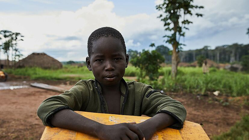 “Ich habe mit meinen Eltern im Flüchtlingslager Zuflucht gesucht. Wir sind vor der Miliz in der Zentralafrikanischen Republik geflüchtet. Hier im Lager fühle ich mich sicher, weil ich in die Schule gehen kann und umsonst von Ärzten versorgt werden.“
Michael, 11, sitzt mit seinem Wasserkanister an der Wasserstelle im Flüchtlingslager Inke in der Demokratischen Republik Kongo.