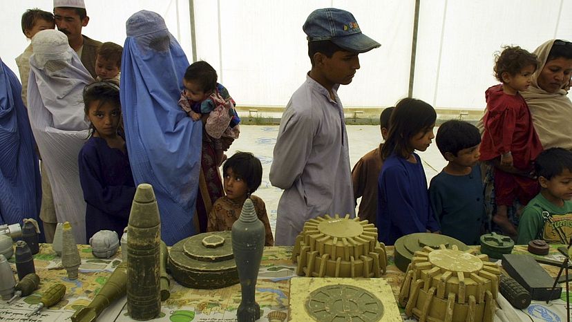 Afghanische Flüchtlinge, die von Pakistan in ihre Heimat zurückkehren wollen, werden über Landminen informiert.