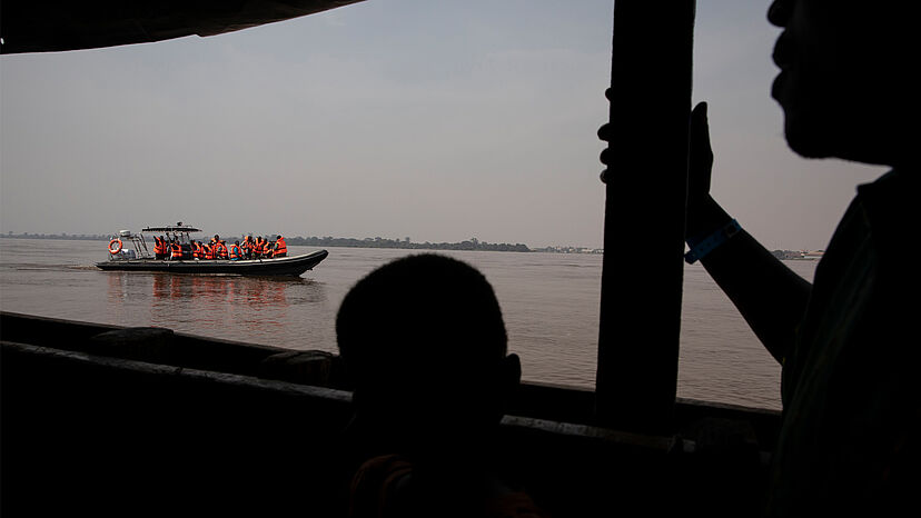 UNHCR-Mitarbeiter begleiten das Boot der Rückkehrer und sorgen für eine sichere Reise.