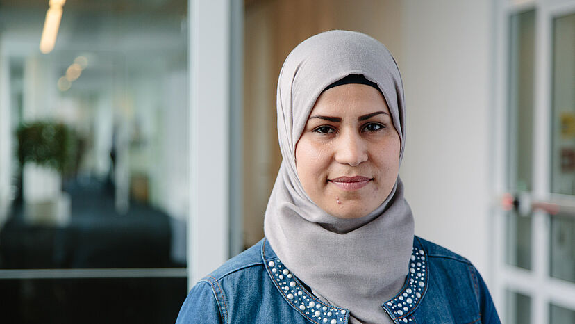 Ein Jahr nach ihrer Ankunft in Deutschland konnte sich die 30-jährige syrische Flüchtlingsfrau Sana Dawod über einen Vollzeitvertrag als Programmiererin bei dem multinationalen Software-Unternehmen SAP freuen.