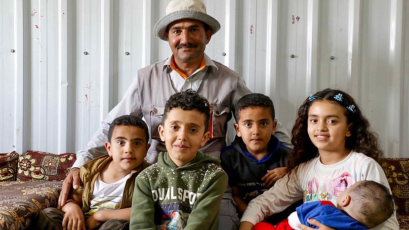 Abdullah, Experte für Solarstrom: Abdullah arbeitete in Syrien als Elektriker. Jetzt ist er im Flüchtlingslager Azraq für die Versorgung des Lagers mit Solarstrom verantwortlich. Azraq ist das erste Flüchtlingslager, in dem 80.000 syrische Flüchtlinge mit sauberer Energie ihre Lampen nutzen, Handys aufladen oder im heißen Monaten die Lebensmittel kühlen können.