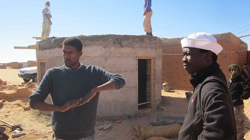 Teteh, Erfinder eines neuen Wüstenhauses:  Teteh hat seinen Master in Engergieeffizienz gemacht. In einer abgelegenen Wüstenregion im Südwesten Algeriens, in der seit 40 Jahren zehntausende Sahrawi-Flüchtlinge leben, entwickelt und baut der junge Flüchtlinge Unterkünfte aus Plastikpflaschen, die mit Sand gefüllt werden. Sie sind robust und halten auch schwere Regenfälle und Sandstürme aus und sind somit langlebiger als die herkömmliche Unterkünfte.