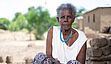 Magdalena Niragire ist 97 Jahre alt. Sie sitzt in den Überresten ihres Hauses, das durch den Zyklon Idai zerstört wurde. Magdalena floh 2002 aus Ruanda, als Unbekannte ihren Mann und die zwei Kinder töteten. Erst floh sie nach Tansania, dann nach Zimbabwe.