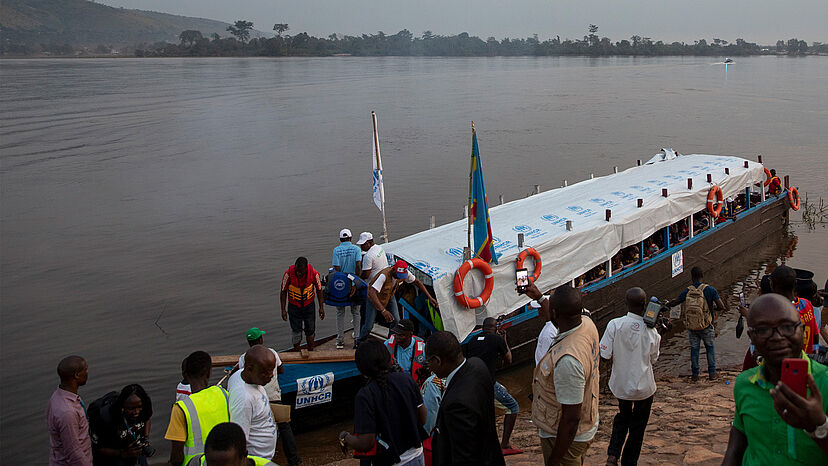 Das Boot des UNHCR bringt die freiwilligen Rückkehrer aus der DR Kongo in die Zentralafrikanische Republik zurück.