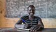 „Bildung ist für uns Flüchtlinge wichtig, damit wir unser Land gestalten können, wenn wir nach Hause zurückkehren.“ 
Das 18-jährige sudanesische Flüchtlingsmädchen Roza gehörte 2019 zu den zehn besten Schüler*innen im Südsudan. Sie ist die erste Person in ihrer Familie, die eine weiterführende Schule besucht.
