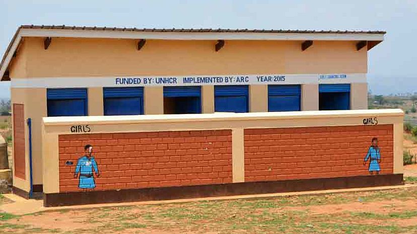Manchmal sind es Kleinigkeiten: Damit auch Mädchen in die Schule gehen können, ist es wichtig, dass für sie Toiletten vorhanden sind. Wie hier in der Nyarugugu Grundschule in der Flüchtlingssiedlung Nakivale in Uganda.