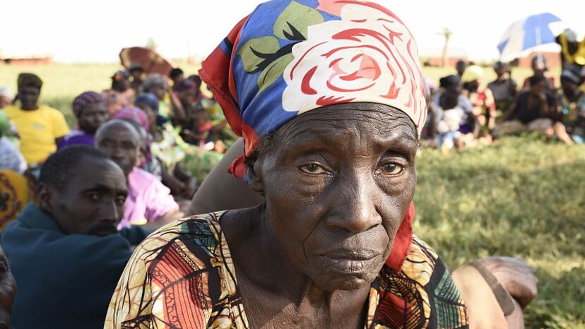 Agatha Tibakiraya ist schon 104 Jahre alt. Sie floh aus der Demokratischen Republik Kongo nach Uganda. Dort ist sie in ihrem Dorf ein respektiertes Mitglied der Kreditgemeinschaft Solo Effort. Die Gemeinschaft vergibt Kleinkredite, damit sich die Bauern im Dorf weiterbilden und Erwachsene Lesen und Schreiben lernen.