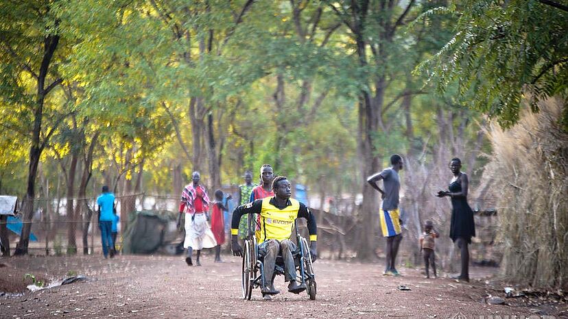 Am letzten Tag der Flucht fanden sie einen Rollstuhl, den jemand liegengelassen hatte. So schafften die beiden es über die Grenze nach Äthiopien. Im Flüchtlingslager Tierkidi kann Dak sich von den Strapazen erholen. Er würde gern etwas Land bewirtschaften, um sich selbst zu versorgen.