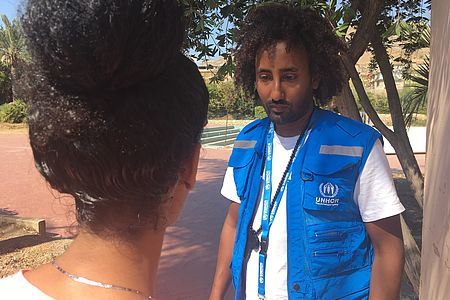 Feven spricht mit einem Mitarbeiter des UNHCR