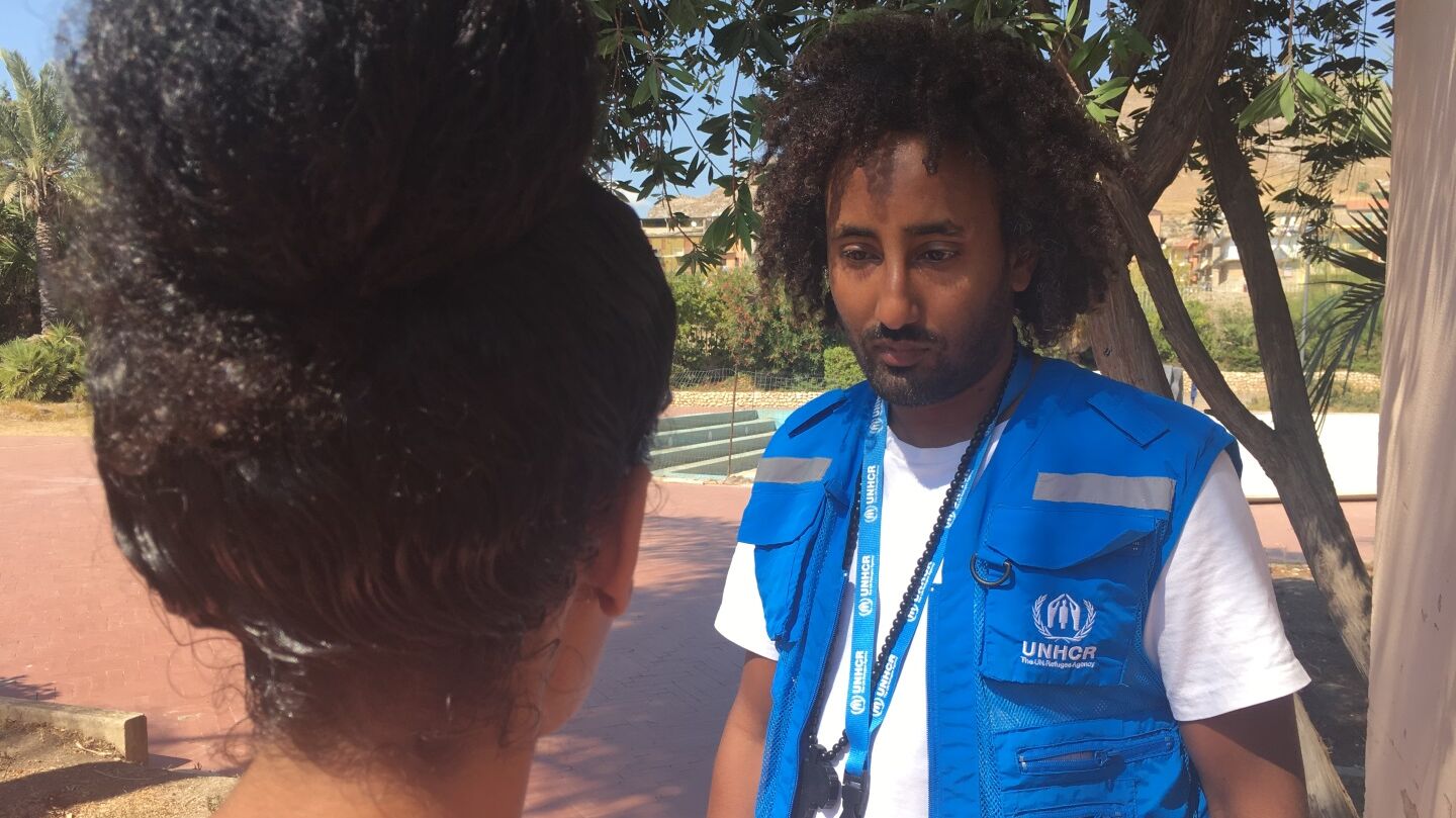 Feven spricht mit einem Mitarbeiter des UNHCR