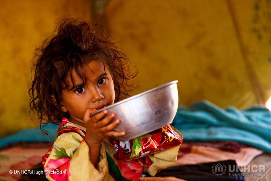 Mädchen mit Schale Jemen-Nothilfe.jpg